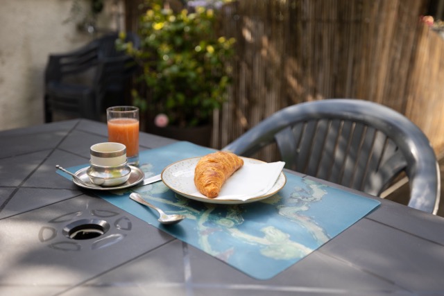 Frühstück draussen bei Chez Muna & Lucien - Bed and Breakfast