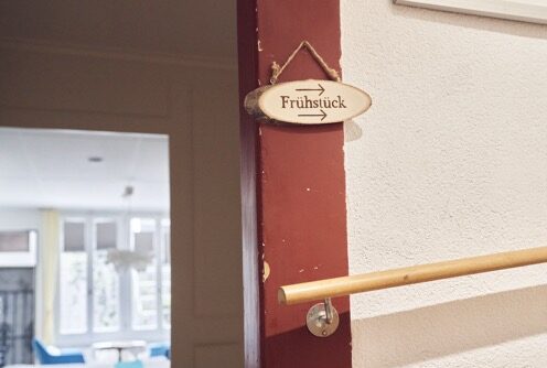 Schild-Frühstück bei Chez Muna & Lucien - Bed and Breakfast